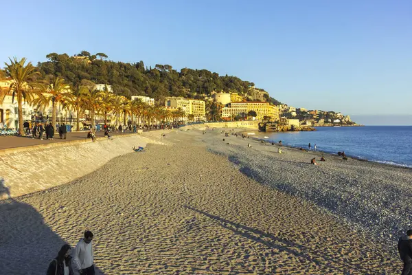 GÜZEL, FRANCE - 25 HAZİRAN 2024: Nice, Provence Alpes-Cote d 'Azur, Fransa' nın sahil caddesinin günbatımı Panoraması