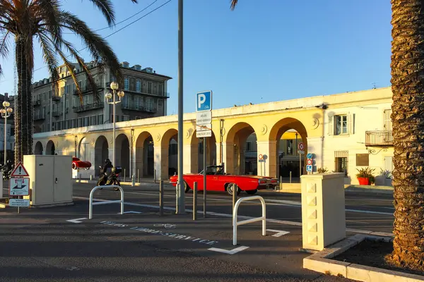 GÜZEL, FRANCE - 25 HAZİRAN 2024: Nice, Provence Alpes-Cote d 'Azur, Fransa' nın sahil caddesinin günbatımı Panoraması