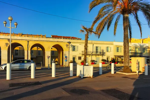 GÜZEL, FRANCE - 25 HAZİRAN 2024: Nice, Provence Alpes-Cote d 'Azur, Fransa' nın sahil caddesinin günbatımı Panoraması