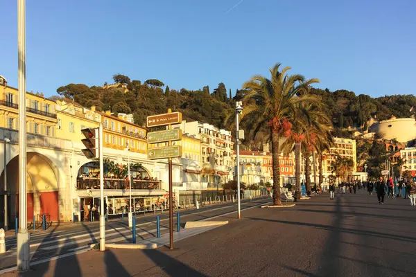 GÜZEL, FRANCE - 25 HAZİRAN 2024: Nice, Provence Alpes-Cote d 'Azur, Fransa' nın sahil caddesinin günbatımı Panoraması
