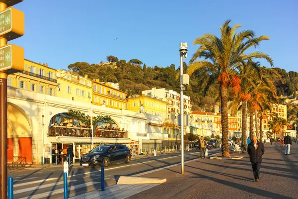 GÜZEL, FRANCE - 25 HAZİRAN 2024: Nice, Provence Alpes-Cote d 'Azur, Fransa' nın sahil caddesinin günbatımı Panoraması