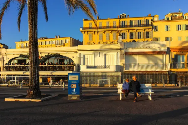 GÜZEL, FRANCE - 25 HAZİRAN 2024: Nice, Provence Alpes-Cote d 'Azur, Fransa' nın sahil caddesinin günbatımı Panoraması