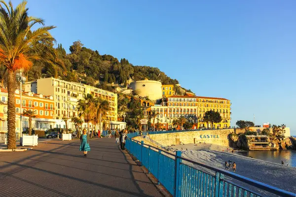 GÜZEL, FRANCE - 25 HAZİRAN 2024: Nice, Provence Alpes-Cote d 'Azur, Fransa' nın sahil caddesinin günbatımı Panoraması