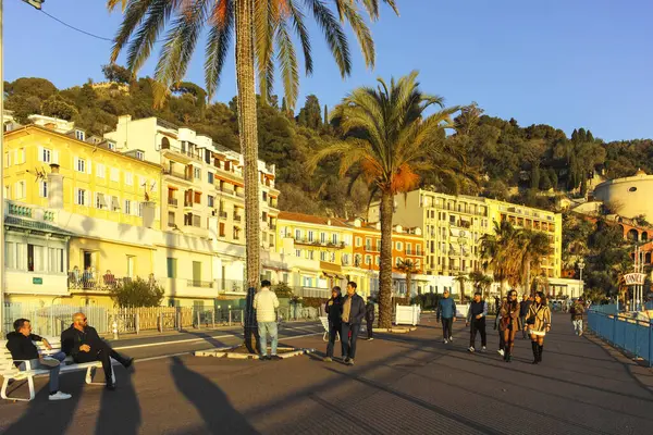 GÜZEL, FRANCE - 25 HAZİRAN 2024: Nice, Provence Alpes-Cote d 'Azur, Fransa' nın sahil caddesinin günbatımı Panoraması