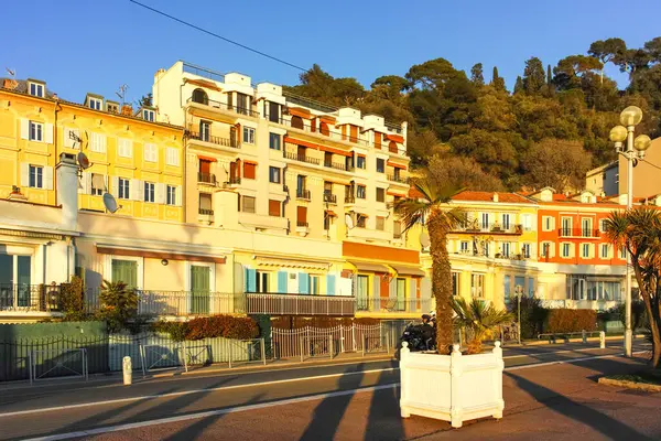 GÜZEL, FRANCE - 25 HAZİRAN 2024: Nice, Provence Alpes-Cote d 'Azur, Fransa' nın sahil caddesinin günbatımı Panoraması