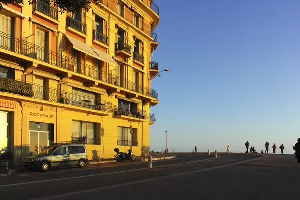 GÜZEL, FRANCE - 25 HAZİRAN 2024: Nice, Provence Alpes-Cote d 'Azur, Fransa' nın sahil caddesinin günbatımı Panoraması