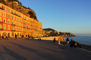 GÜZEL, FRANCE - 25 HAZİRAN 2024: Nice, Provence Alpes-Cote d 'Azur, Fransa' nın sahil caddesinin günbatımı Panoraması