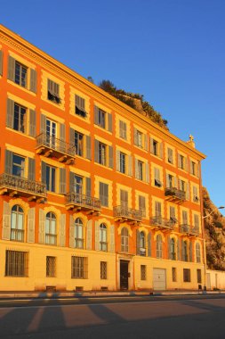 GÜZEL, FRANCE - 25 HAZİRAN 2024: Nice, Provence Alpes-Cote d 'Azur, Fransa' nın sahil caddesinin günbatımı Panoraması