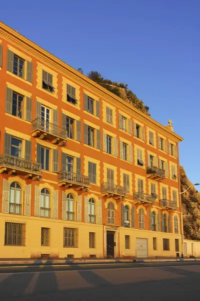 GÜZEL, FRANCE - 25 HAZİRAN 2024: Nice, Provence Alpes-Cote d 'Azur, Fransa' nın sahil caddesinin günbatımı Panoraması