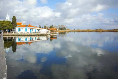 PORTO LAGOS, GREECE - 26 Aralık 2017: Porto Lagos, Doğu Makedonya ve Trakya 'daki iki adada yer alan Aziz Nicholas Manastırı, Yunanistan