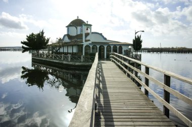 PORTO LAGOS, GREECE - 26 Aralık 2017: Porto Lagos, Doğu Makedonya ve Trakya 'daki iki adada yer alan Aziz Nicholas Manastırı, Yunanistan