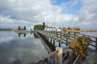 PORTO LAGOS, GREECE - 26 Aralık 2017: Porto Lagos, Doğu Makedonya ve Trakya 'daki iki adada yer alan Aziz Nicholas Manastırı, Yunanistan