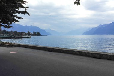 VEVEY, SWitzERLAND - 19 Haziran 2023 Vevey kasabasından Cenevre Gölü, Vaud Kantonu, İsviçre