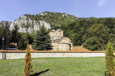 Sırbistan 'ın St. John İlahiyatçısı Ortaçağ Poganovo Manastırı' nın şaşırtıcı manzarası