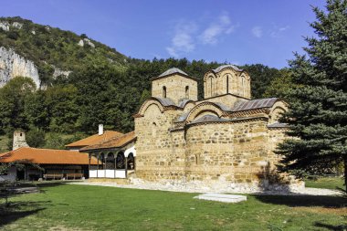 Sırbistan 'ın St. John İlahiyatçısı Ortaçağ Poganovo Manastırı' nın şaşırtıcı manzarası