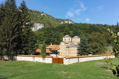 Sırbistan 'ın St. John İlahiyatçısı Ortaçağ Poganovo Manastırı' nın şaşırtıcı manzarası