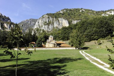 Sırbistan 'ın St. John İlahiyatçısı Ortaçağ Poganovo Manastırı' nın şaşırtıcı manzarası