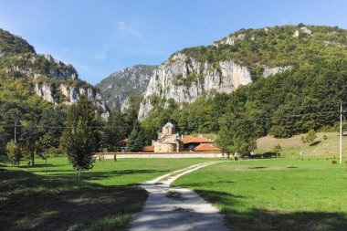 Sırbistan 'ın St. John İlahiyatçısı Ortaçağ Poganovo Manastırı' nın şaşırtıcı manzarası