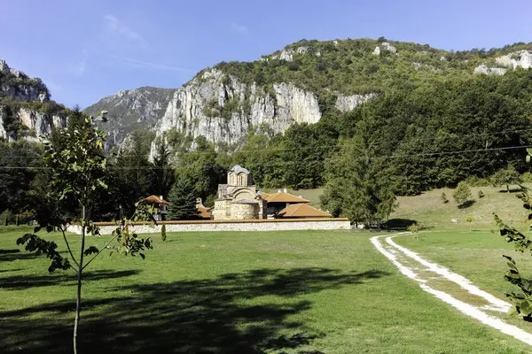 Sırbistan 'ın St. John İlahiyatçısı Ortaçağ Poganovo Manastırı' nın şaşırtıcı manzarası