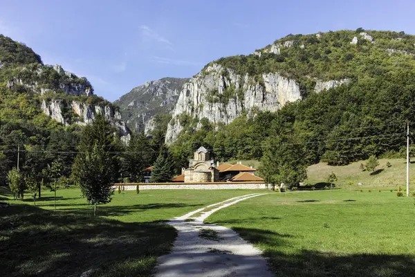 Sırbistan 'ın St. John İlahiyatçısı Ortaçağ Poganovo Manastırı' nın şaşırtıcı manzarası