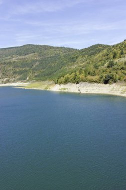 Sırbistan 'ın Stara Planina Dağı' ndaki Zavojsko Gölü 'nün (Zavojsko jezero) muhteşem manzarası