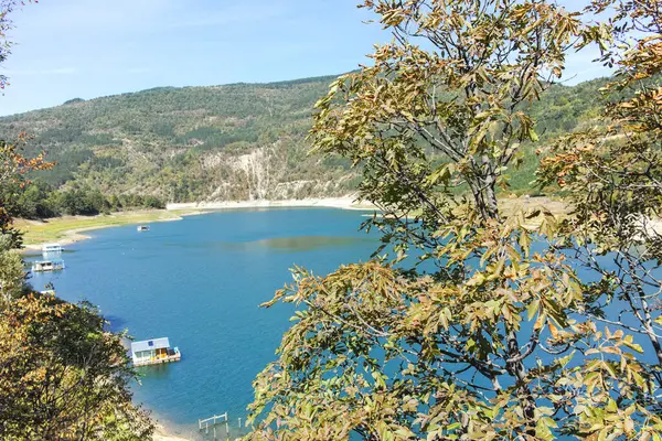 Sırbistan 'ın Stara Planina Dağı' ndaki Zavojsko Gölü 'nün (Zavojsko jezero) muhteşem manzarası