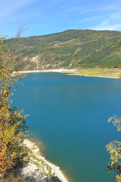 Sırbistan 'ın Stara Planina Dağı' ndaki Zavojsko Gölü 'nün (Zavojsko jezero) muhteşem manzarası