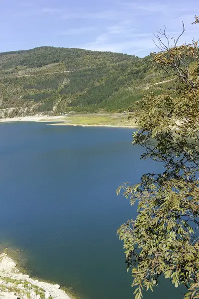 Sırbistan 'ın Stara Planina Dağı' ndaki Zavojsko Gölü 'nün (Zavojsko jezero) muhteşem manzarası
