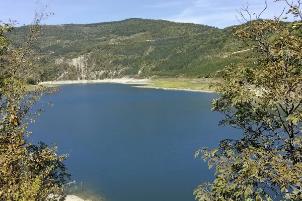 Sırbistan 'ın Stara Planina Dağı' ndaki Zavojsko Gölü 'nün (Zavojsko jezero) muhteşem manzarası
