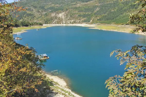 Sırbistan 'ın Stara Planina Dağı' ndaki Zavojsko Gölü 'nün (Zavojsko jezero) muhteşem manzarası