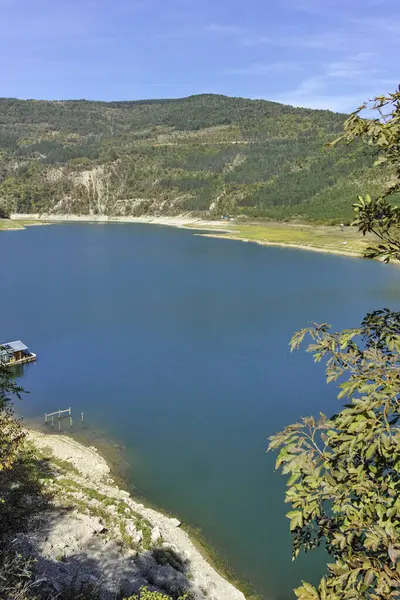 Sırbistan 'ın Stara Planina Dağı' ndaki Zavojsko Gölü 'nün (Zavojsko jezero) muhteşem manzarası