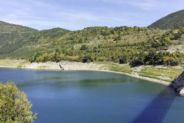 Sırbistan 'ın Stara Planina Dağı' ndaki Zavojsko Gölü 'nün (Zavojsko jezero) muhteşem manzarası
