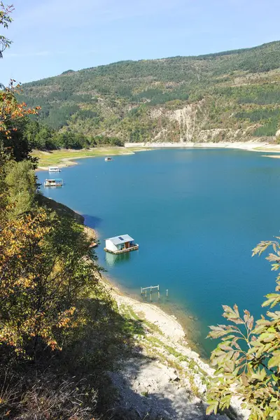 Sırbistan 'ın Stara Planina Dağı' ndaki Zavojsko Gölü 'nün (Zavojsko jezero) muhteşem manzarası
