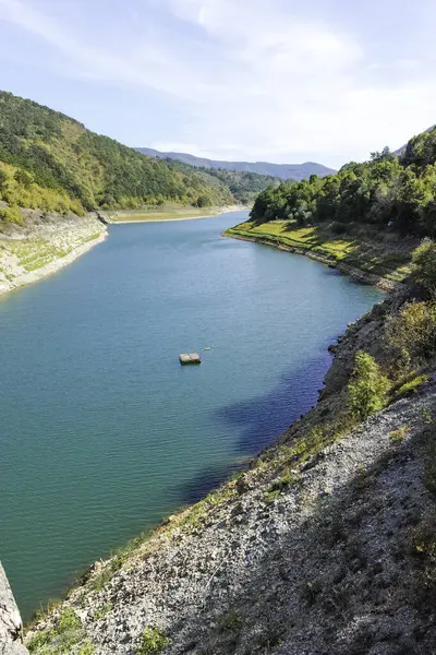 Sırbistan 'ın Stara Planina Dağı' ndaki Zavojsko Gölü 'nün (Zavojsko jezero) muhteşem manzarası