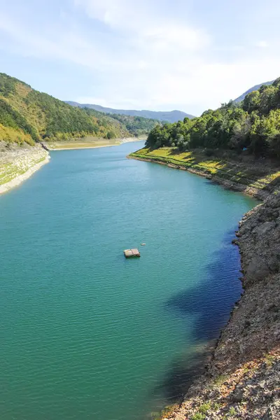 Sırbistan 'ın Stara Planina Dağı' ndaki Zavojsko Gölü 'nün (Zavojsko jezero) muhteşem manzarası