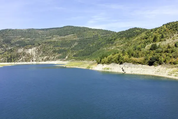Sırbistan 'ın Stara Planina Dağı' ndaki Zavojsko Gölü 'nün (Zavojsko jezero) muhteşem manzarası