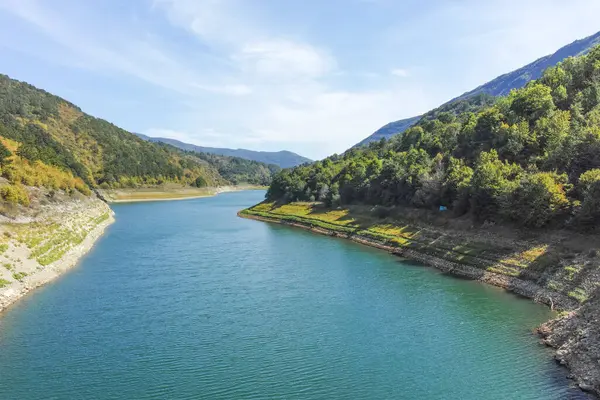Sırbistan 'ın Stara Planina Dağı' ndaki Zavojsko Gölü 'nün (Zavojsko jezero) muhteşem manzarası