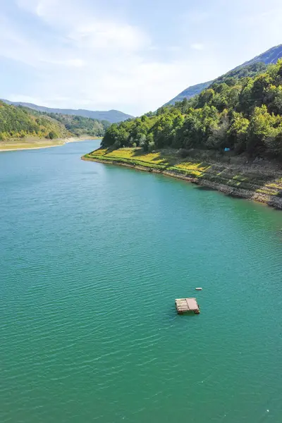 Sırbistan 'ın Stara Planina Dağı' ndaki Zavojsko Gölü 'nün (Zavojsko jezero) muhteşem manzarası