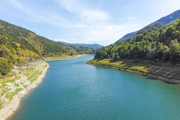 Sırbistan 'ın Stara Planina Dağı' ndaki Zavojsko Gölü 'nün (Zavojsko jezero) muhteşem manzarası