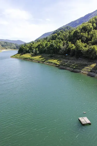 Sırbistan 'ın Stara Planina Dağı' ndaki Zavojsko Gölü 'nün (Zavojsko jezero) muhteşem manzarası