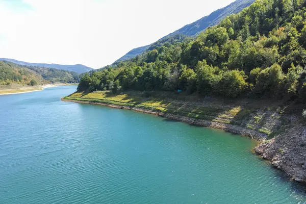 Sırbistan 'ın Stara Planina Dağı' ndaki Zavojsko Gölü 'nün (Zavojsko jezero) muhteşem manzarası