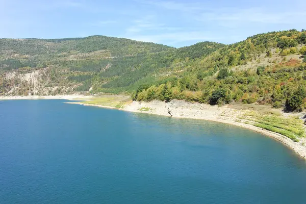 Sırbistan 'ın Stara Planina Dağı' ndaki Zavojsko Gölü 'nün (Zavojsko jezero) muhteşem manzarası