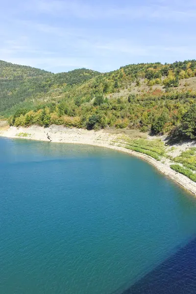 Sırbistan 'ın Stara Planina Dağı' ndaki Zavojsko Gölü 'nün (Zavojsko jezero) muhteşem manzarası