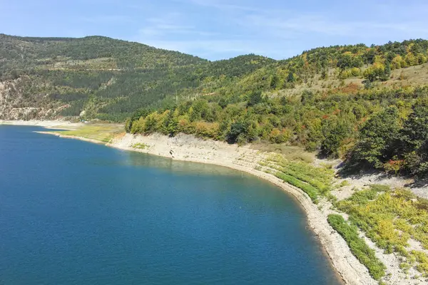 Sırbistan 'ın Stara Planina Dağı' ndaki Zavojsko Gölü 'nün (Zavojsko jezero) muhteşem manzarası