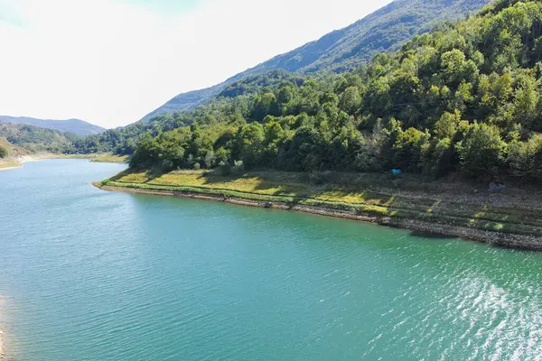Sırbistan 'ın Stara Planina Dağı' ndaki Zavojsko Gölü 'nün (Zavojsko jezero) muhteşem manzarası