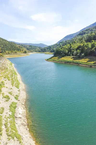 Sırbistan 'ın Stara Planina Dağı' ndaki Zavojsko Gölü 'nün (Zavojsko jezero) muhteşem manzarası