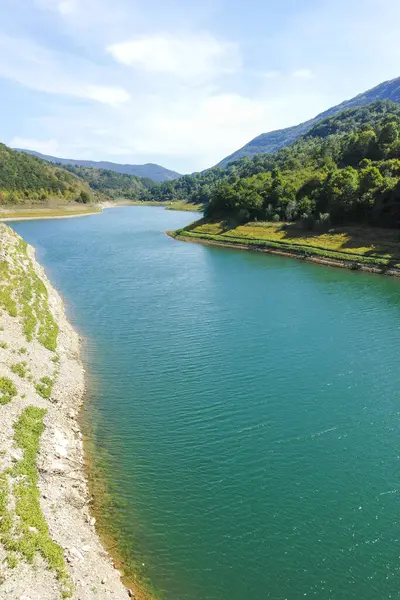 Sırbistan 'ın Stara Planina Dağı' ndaki Zavojsko Gölü 'nün (Zavojsko jezero) muhteşem manzarası