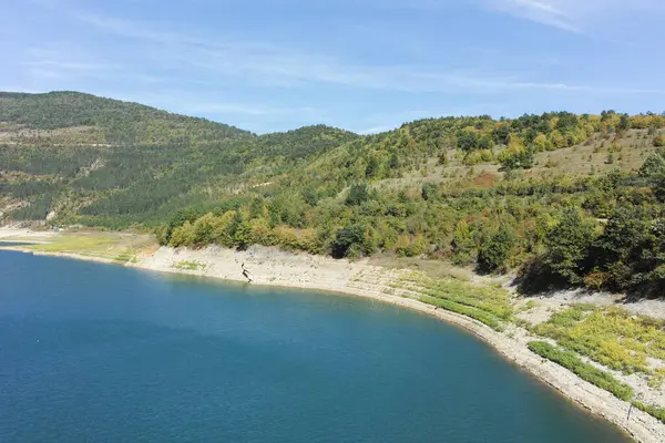 Sırbistan 'ın Stara Planina Dağı' ndaki Zavojsko Gölü 'nün (Zavojsko jezero) muhteşem manzarası