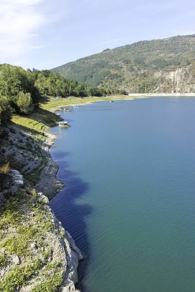 Sırbistan 'ın Stara Planina Dağı' ndaki Zavojsko Gölü 'nün (Zavojsko jezero) muhteşem manzarası