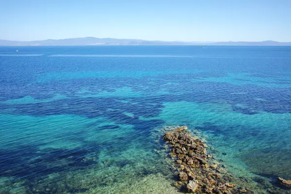 Nea Fokea, Chalkidiki, Orta Makedonya ve Yunanistan yakınlarındaki Kassandra kıyı şeridinin inanılmaz manzarası